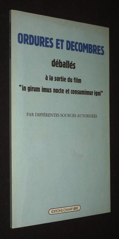 Ordures et décombres déballés à la sortie du film 